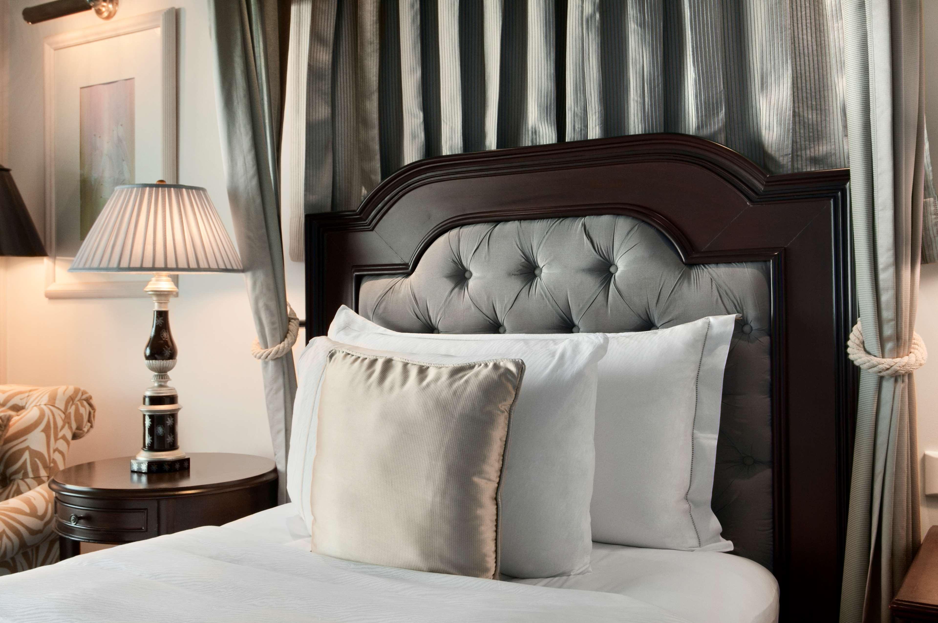 Hilton Mumbai International Airport Hotel Kültér fotó A bed with cushions