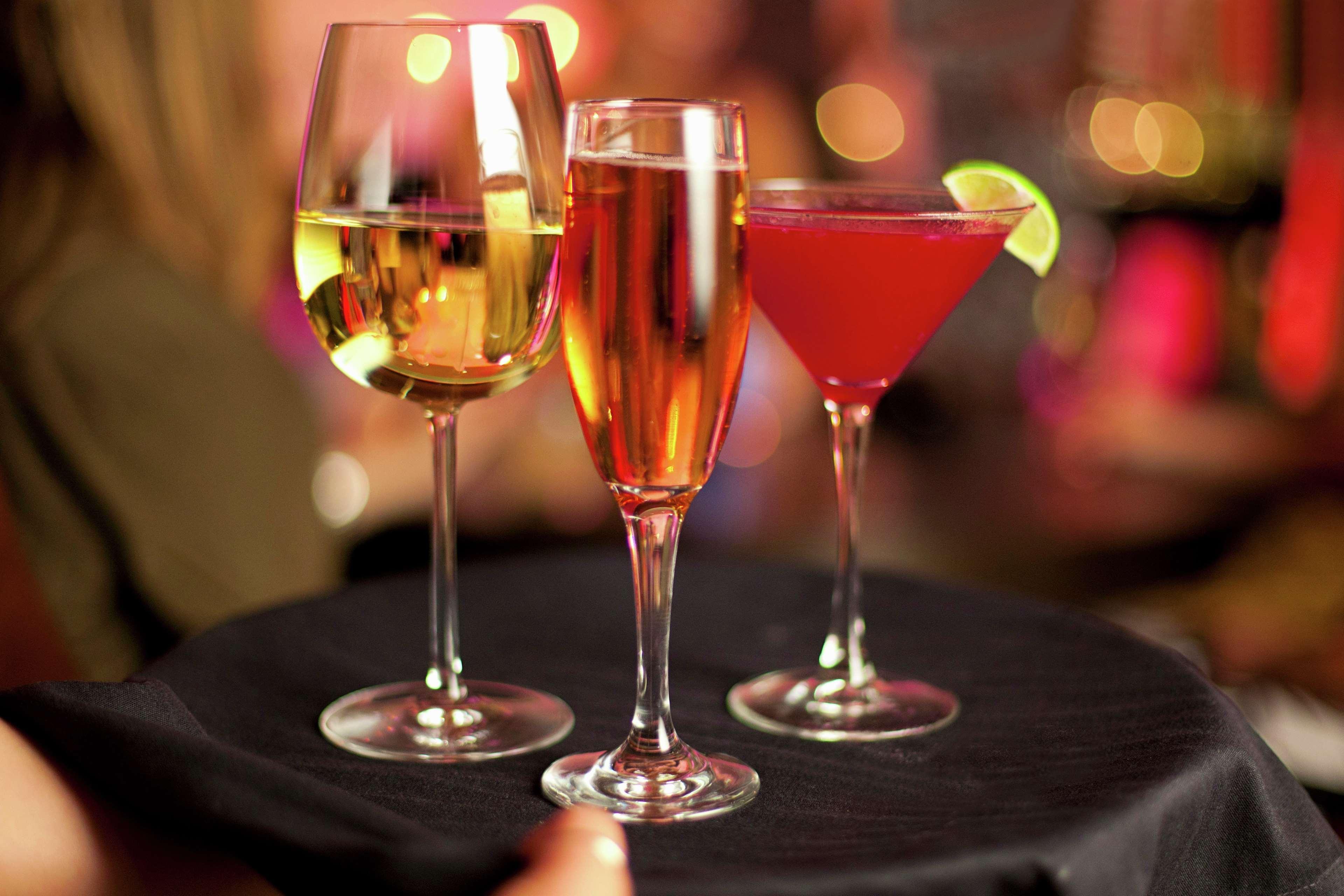 Hilton Mumbai International Airport Hotel Kültér fotó A wine glass, champagne flute and cocktail glass