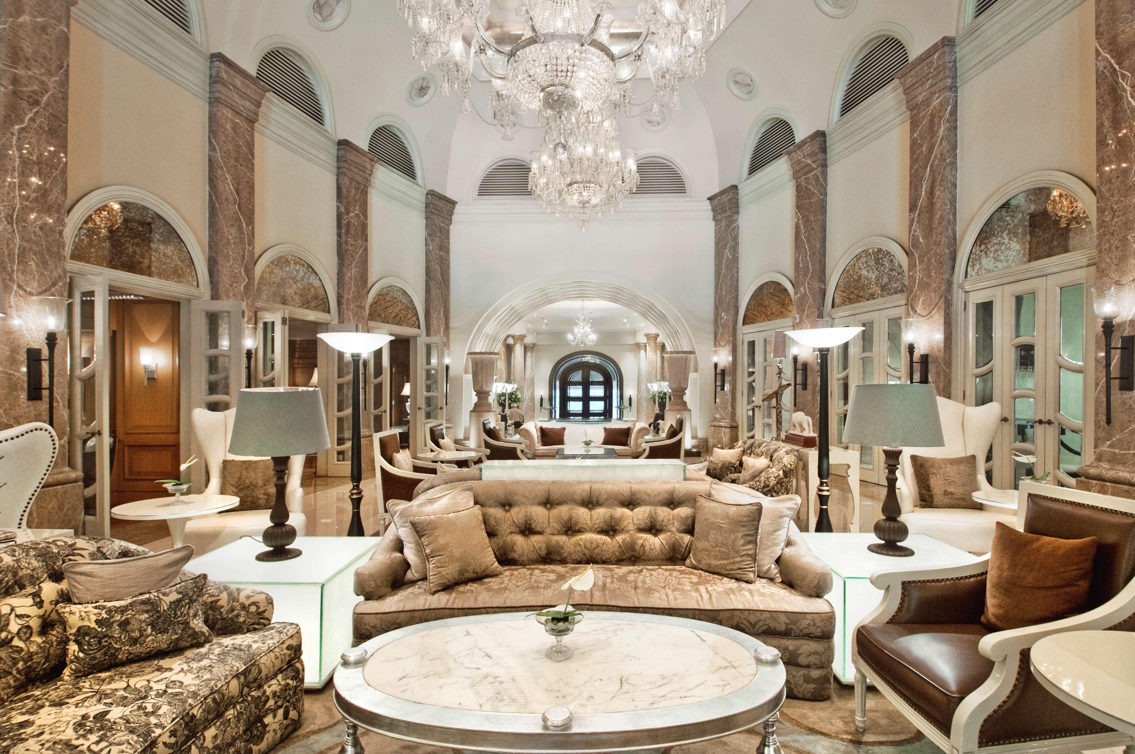 Hilton Mumbai International Airport Hotel Beltér fotó The lobby of the Four Seasons Hotel
