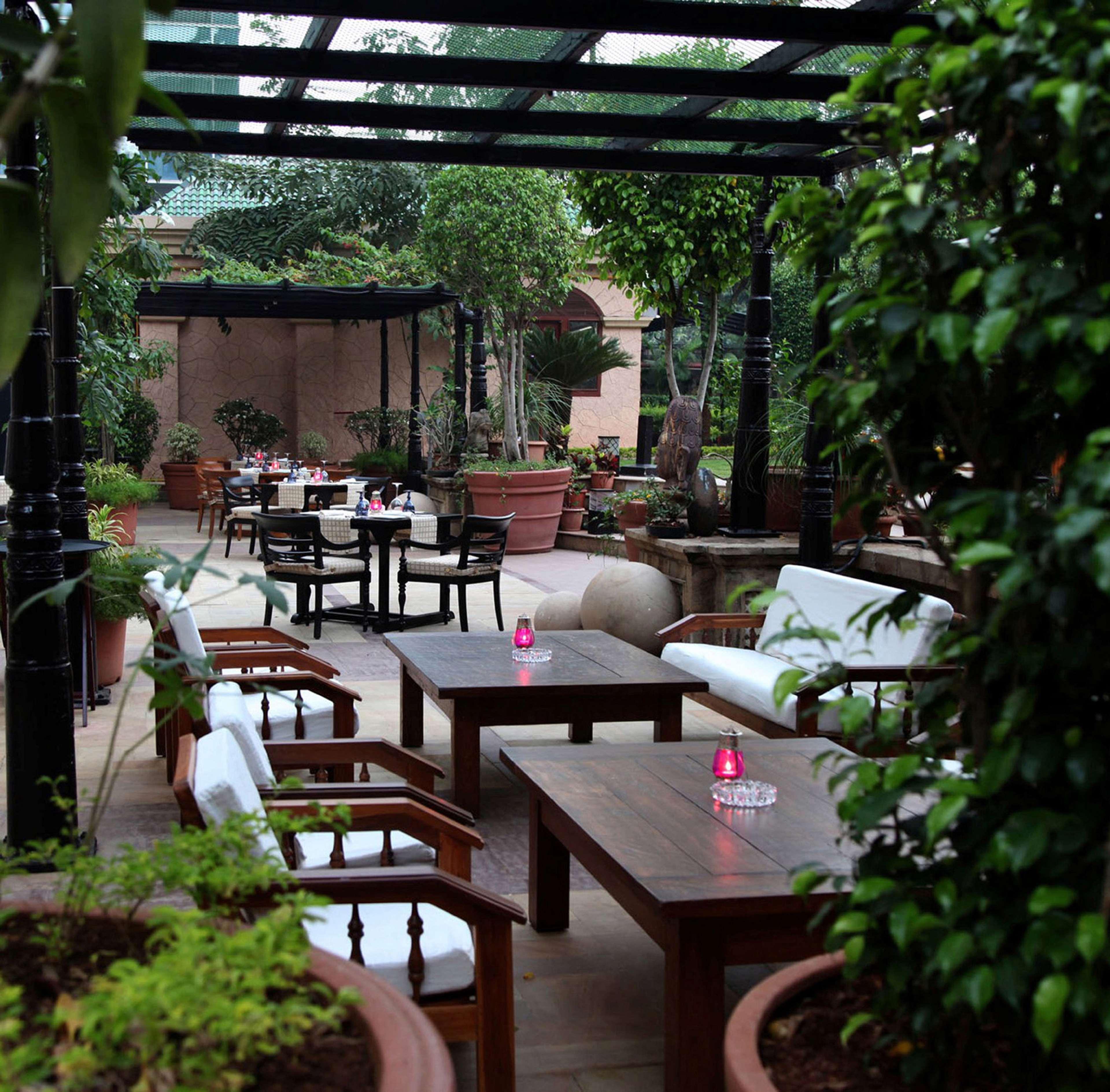 Hilton Mumbai International Airport Hotel Kültér fotó The hotel's garden