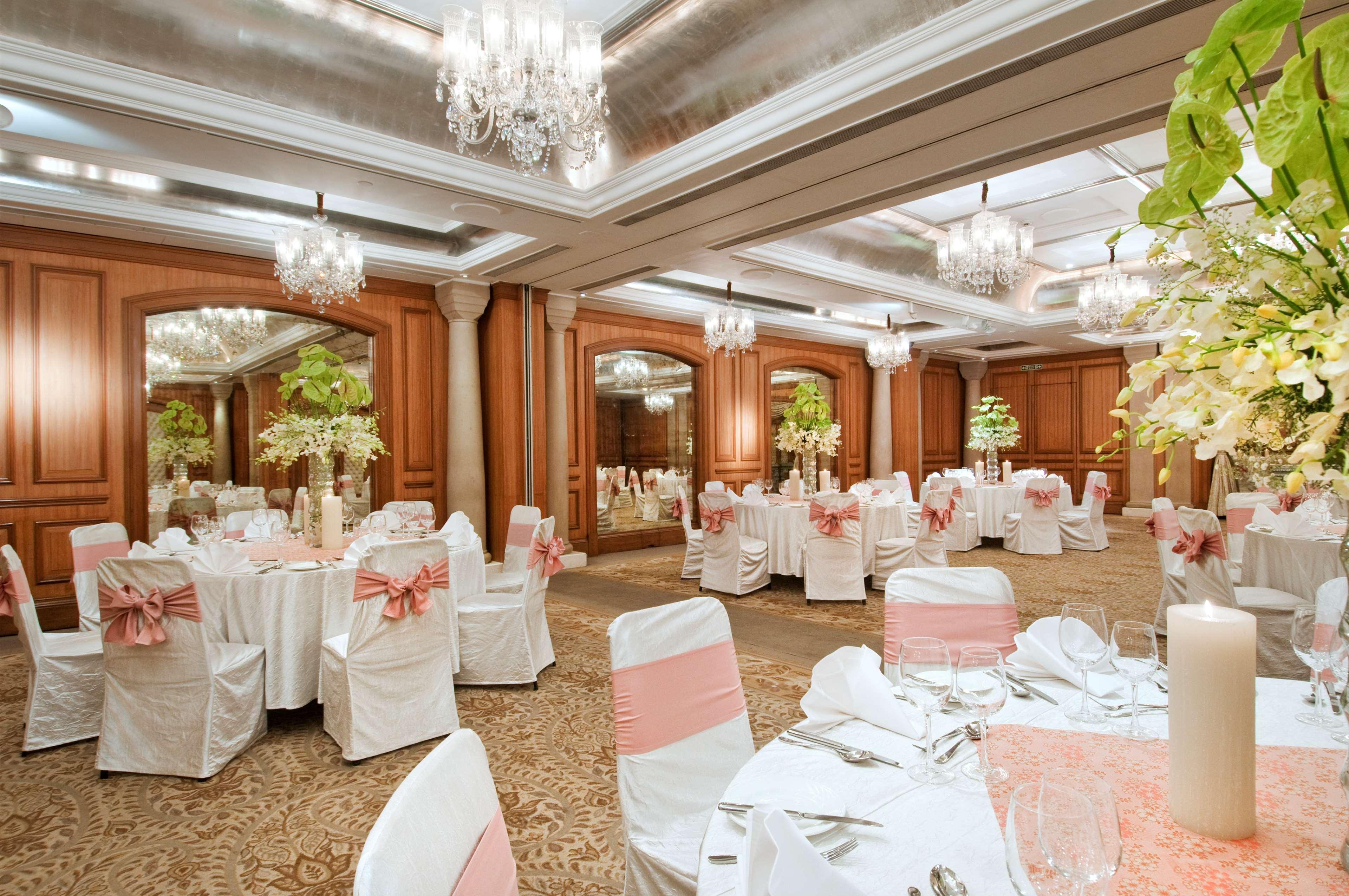 Hilton Mumbai International Airport Hotel Étterem fotó The ballroom at the Mandarin Oriental, Kuala Lumpur