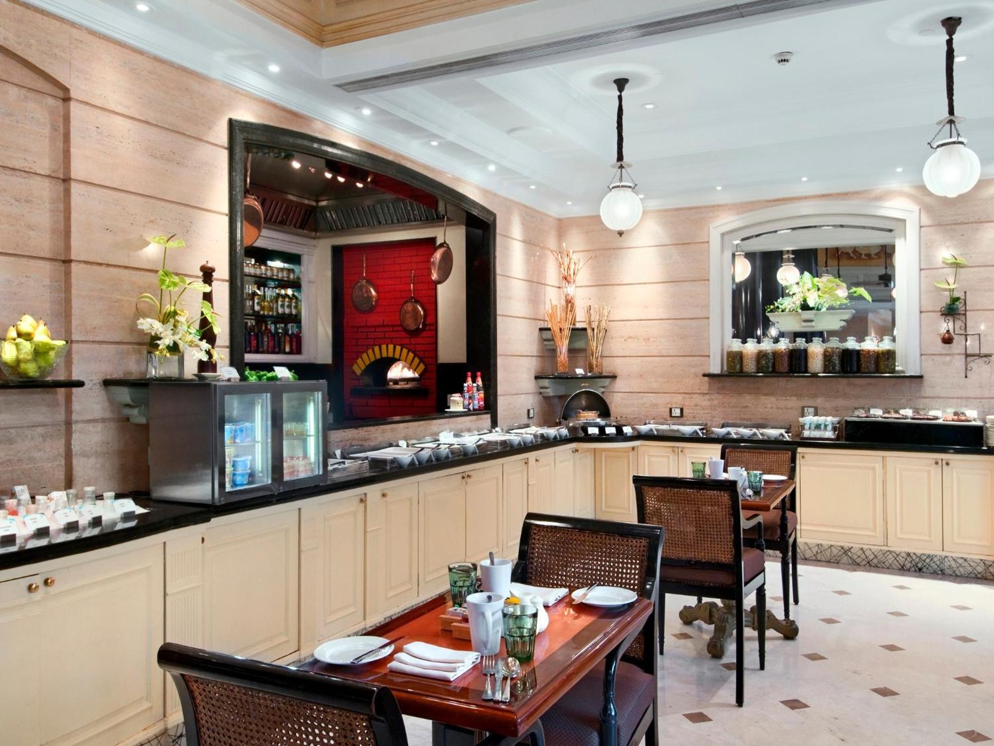 Hilton Mumbai International Airport Hotel Kültér fotó The restaurant