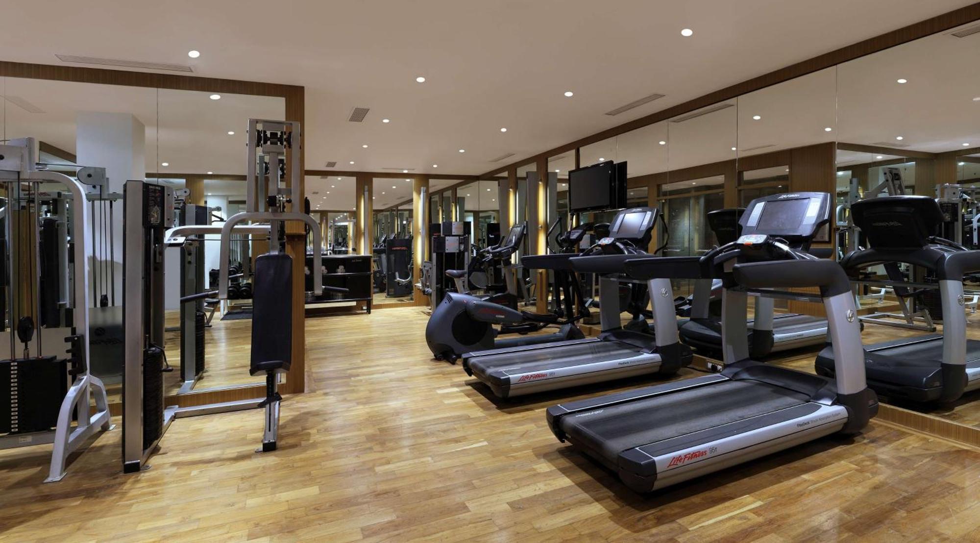 Hilton Mumbai International Airport Hotel Kültér fotó The gym at the hotel