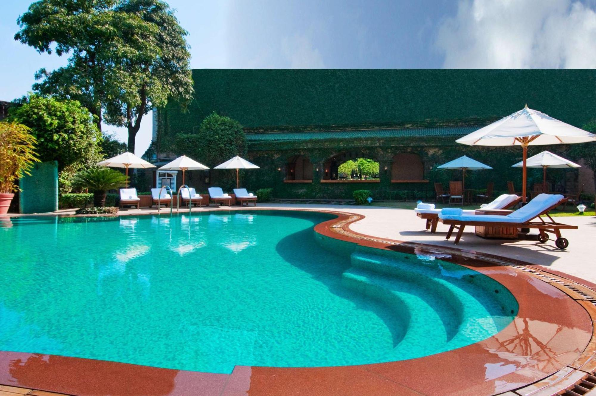 Hilton Mumbai International Airport Hotel Kültér fotó The swimming pool at the Taj Bengal