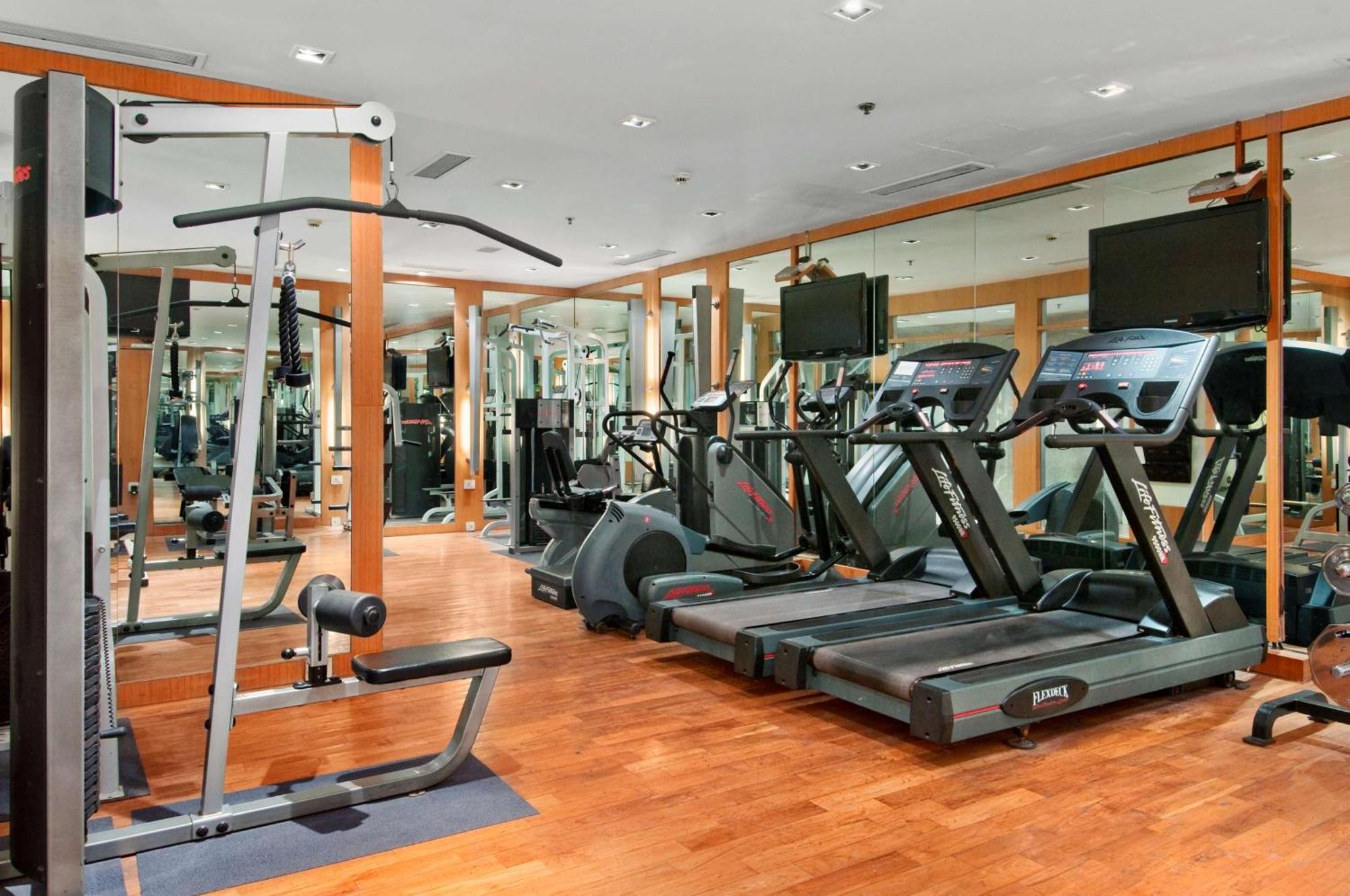 Hilton Mumbai International Airport Hotel Kültér fotó A gym at a hotel