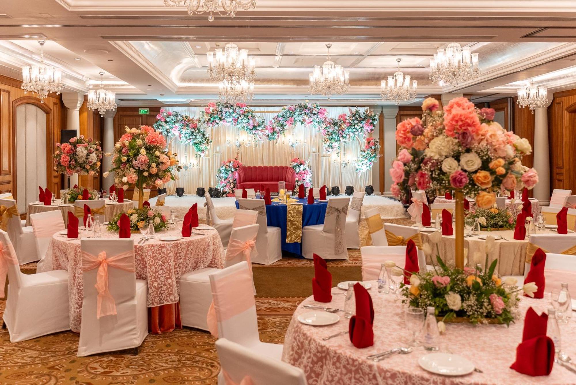 Hilton Mumbai International Airport Hotel Kültér fotó A wedding reception at the Royal Thai Suite