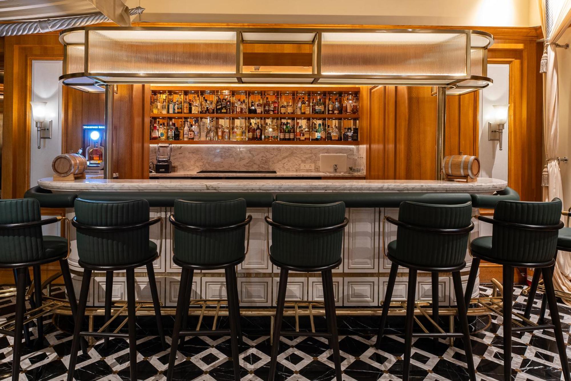 Hilton Mumbai International Airport Hotel Kültér fotó The bar at the 1901