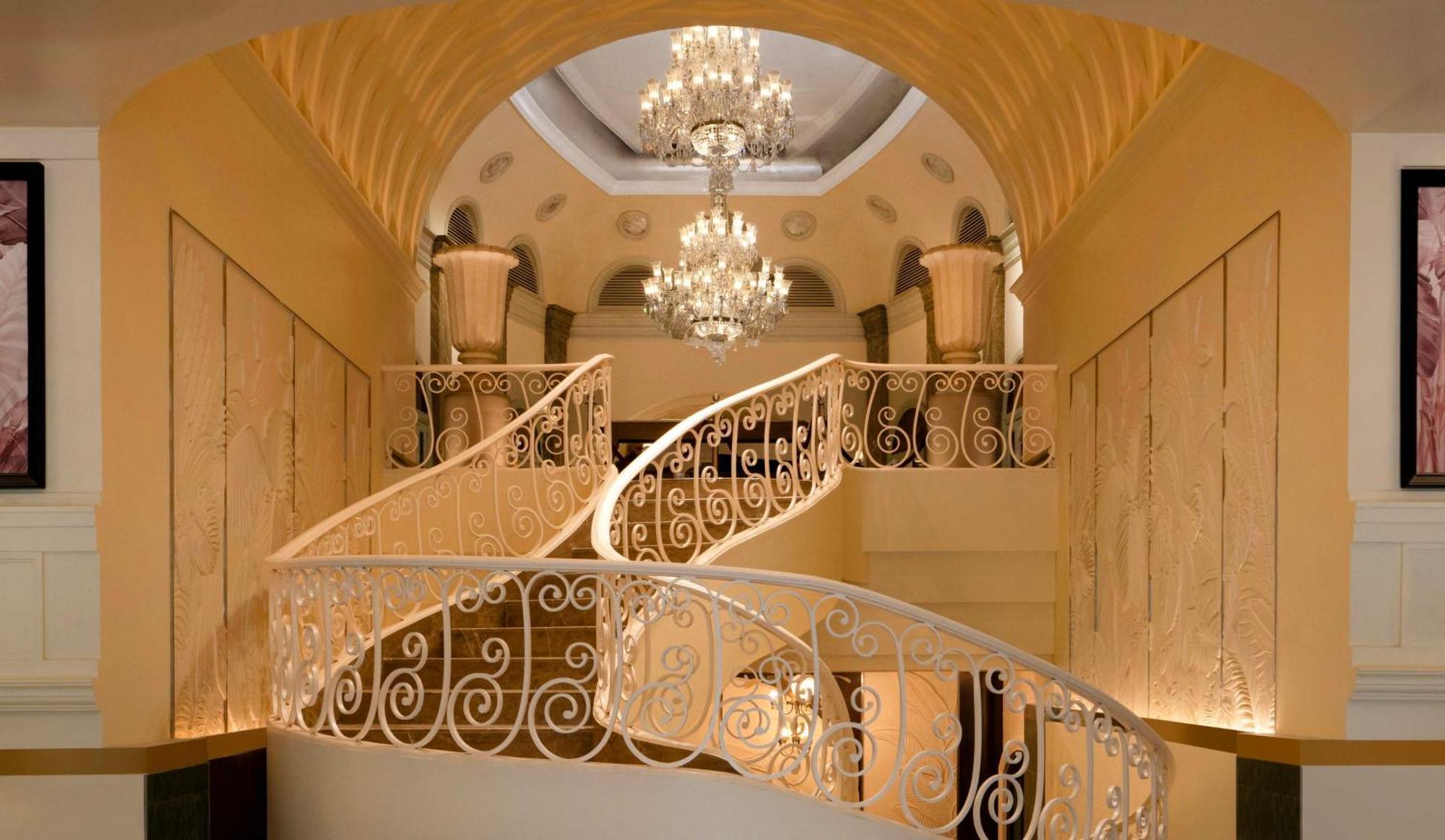 Hilton Mumbai International Airport Hotel Kültér fotó The staircase